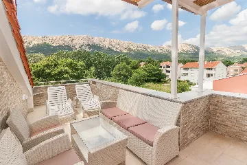 Two-Level 3-Bedroom Apartment in Baška for 8