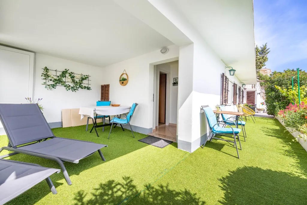 1-Bedroom Apartment with Sea-View Balcony in Baška