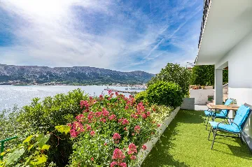 1-Bedroom Apartment with Sea-View Balcony in Baška