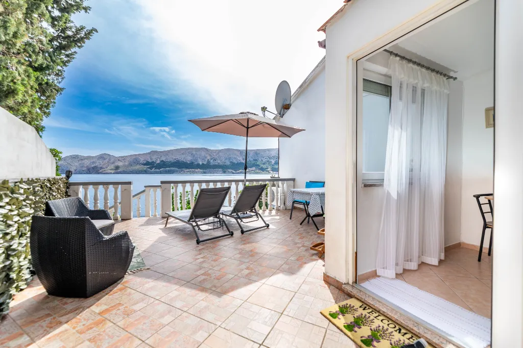 Studio in Baška for 2 Guests with Sea-View Terrace