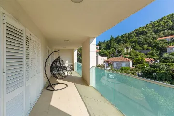 2-Bedroom Apartment in Dubrovnik with Sea-View Balcony
