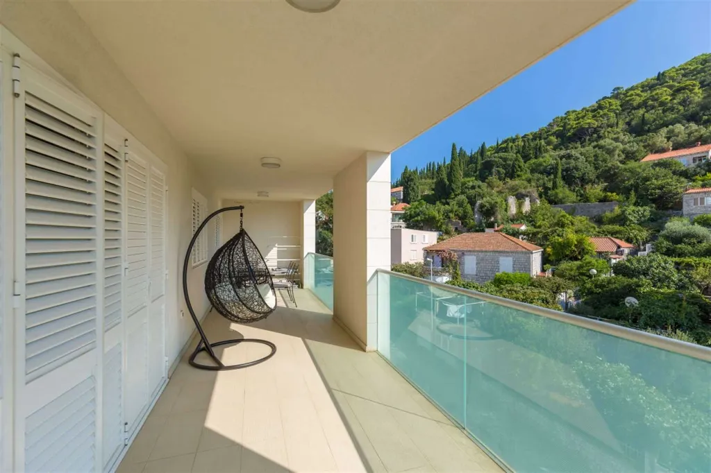 2-Bedroom Apartment in Dubrovnik with Sea-View Balcony