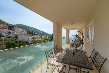 2-Bedroom Apartment in Dubrovnik with Sea-View Balcony