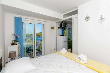 One-Bedroom Apartment with Sea View in Pomena