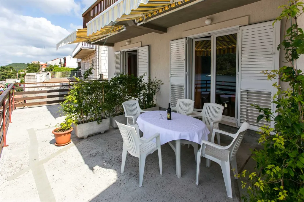 Two-Bedroom Apartment with Sea-View Terrace in Mljet