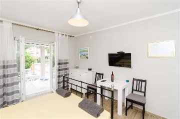 Ground-Floor Studio Apartment in Mljet for 2