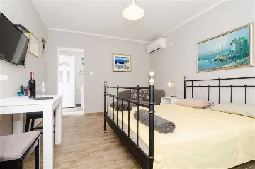 Ground-Floor Studio Apartment in Mljet for 2