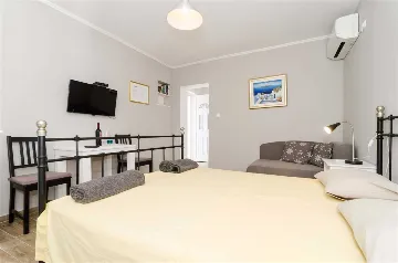 Ground-Floor Studio Apartment in Mljet for 2