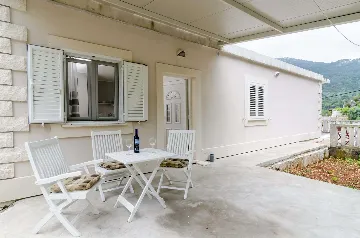 Ground-Floor Studio for 2 in Mljet, Okuklje