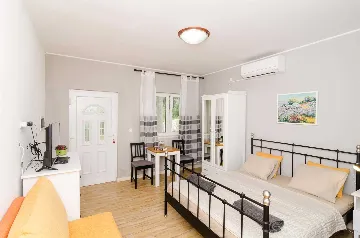 Ground-Floor Studio for 2 in Mljet, Okuklje