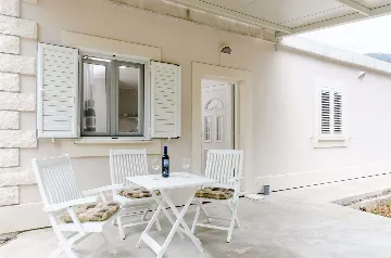 Ground-Floor Studio for 2 in Mljet, Okuklje