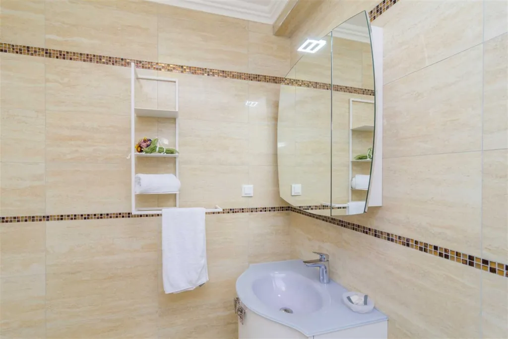 Studio in Mljet with Balcony & Sea View (Sleeps 2)