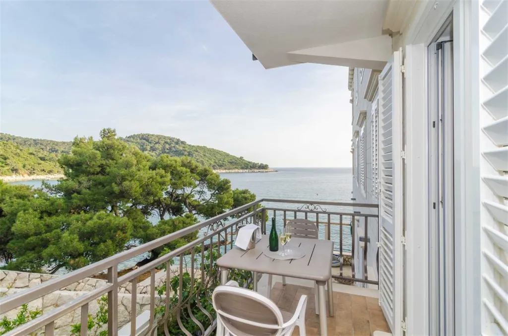 Studio in Mljet with Balcony & Sea View (Sleeps 2)