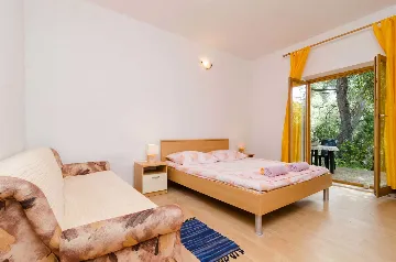 1-Bedroom Apartment in Saplunara with Terrace Garden View