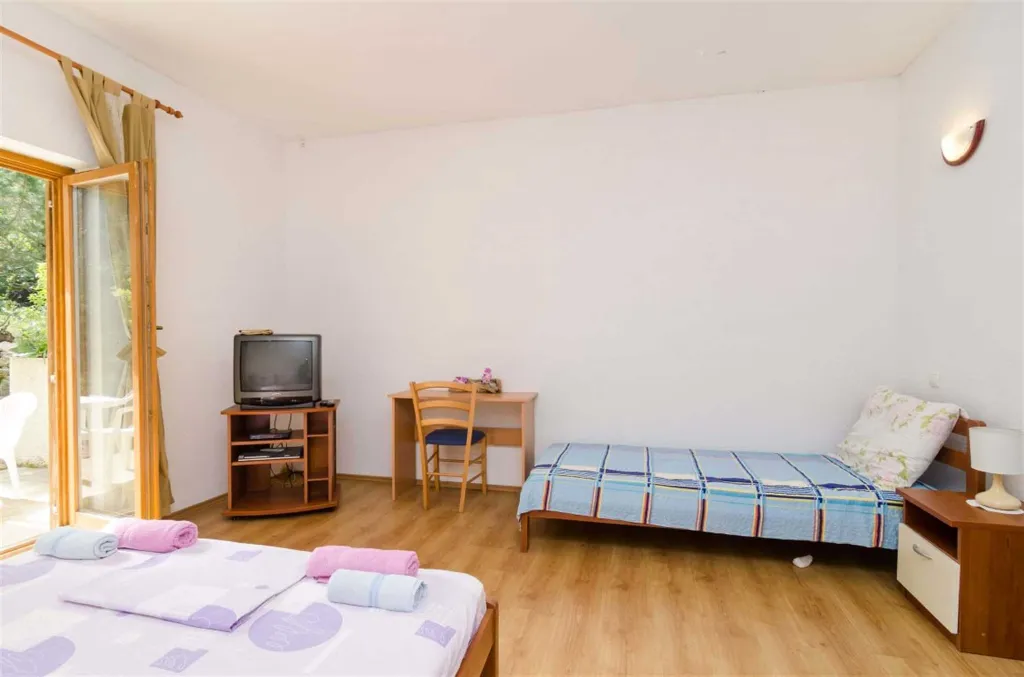 1-Bedroom Apartment with Terrace in Saplunara