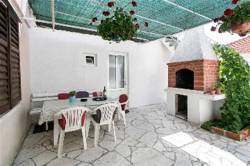 Dubrovnik 2-Bedroom Apartment for Up to 5 Guests