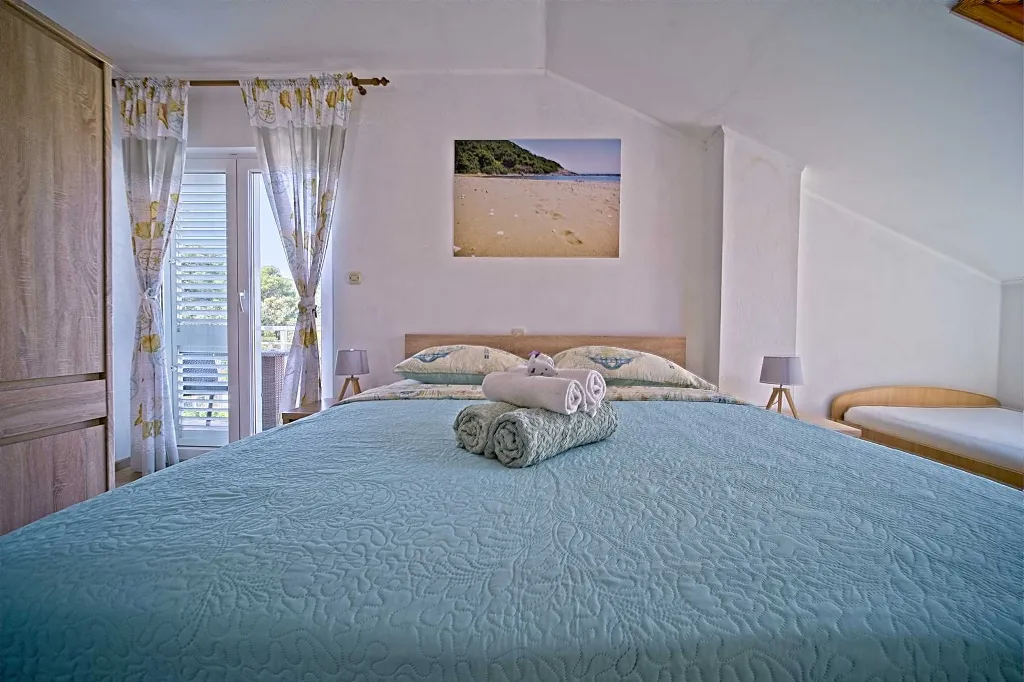 Apartment in Mljet with Balcony and Sea View for 4