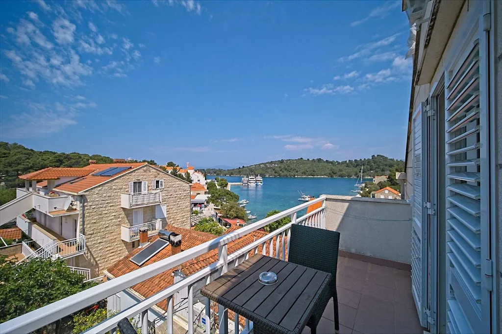 Apartment in Mljet with Balcony and Sea View for 4