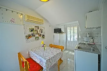 Two-Bedroom Apartment with Terrace in Mljet