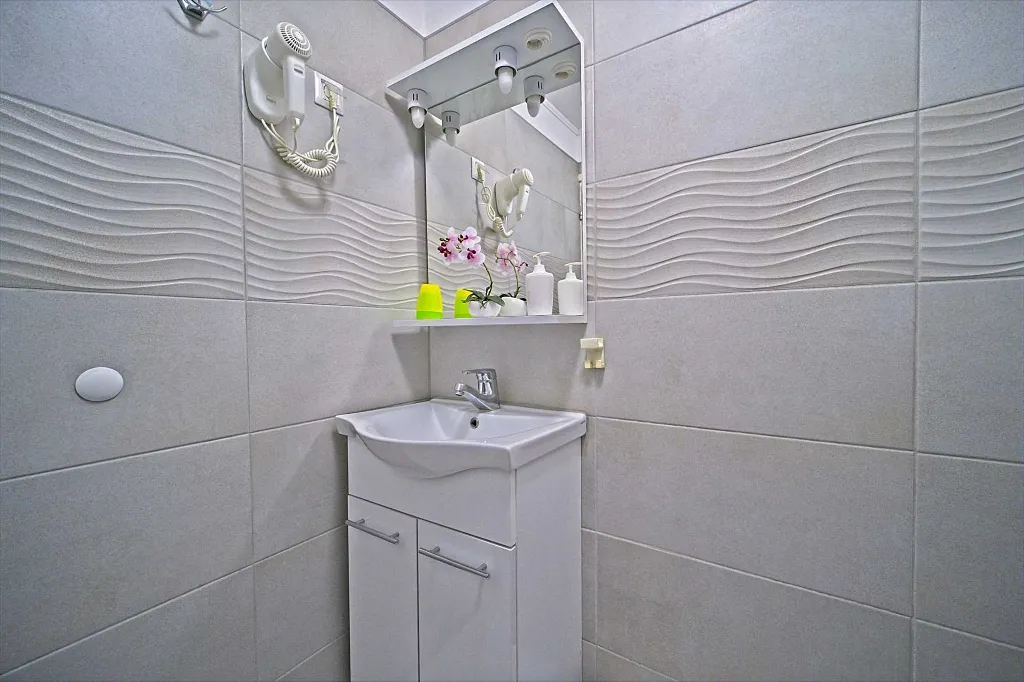 Two-Bedroom Apartment with Terrace in Mljet