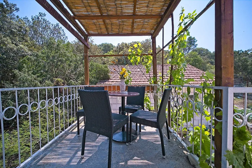 Two-Bedroom Apartment with Terrace in Mljet