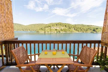 Polače 1-Bedroom Apartment with Balcony and Sea View