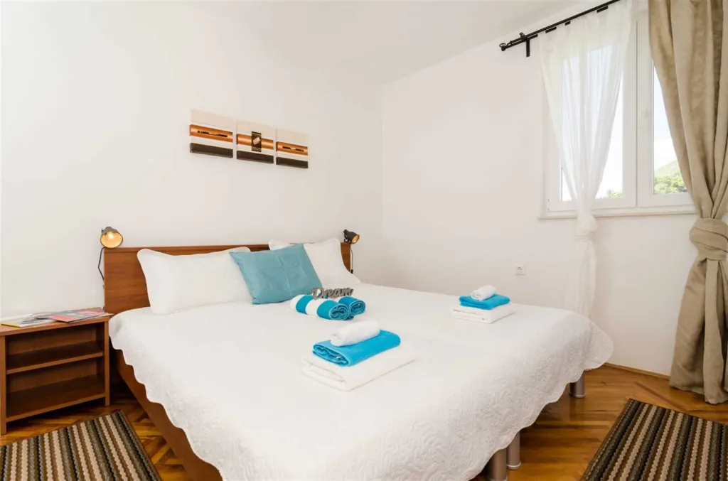 Dubrovnik One-Bedroom Apartment for 4