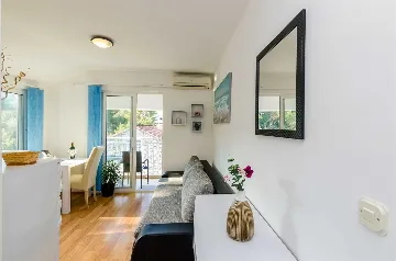 Sea-View Apartment in Mljet for Up to 3 Guests