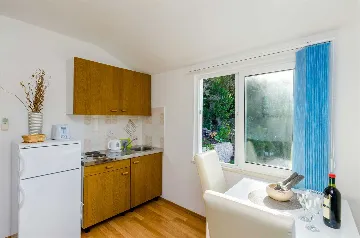 Sea-View Apartment in Mljet for Up to 3 Guests