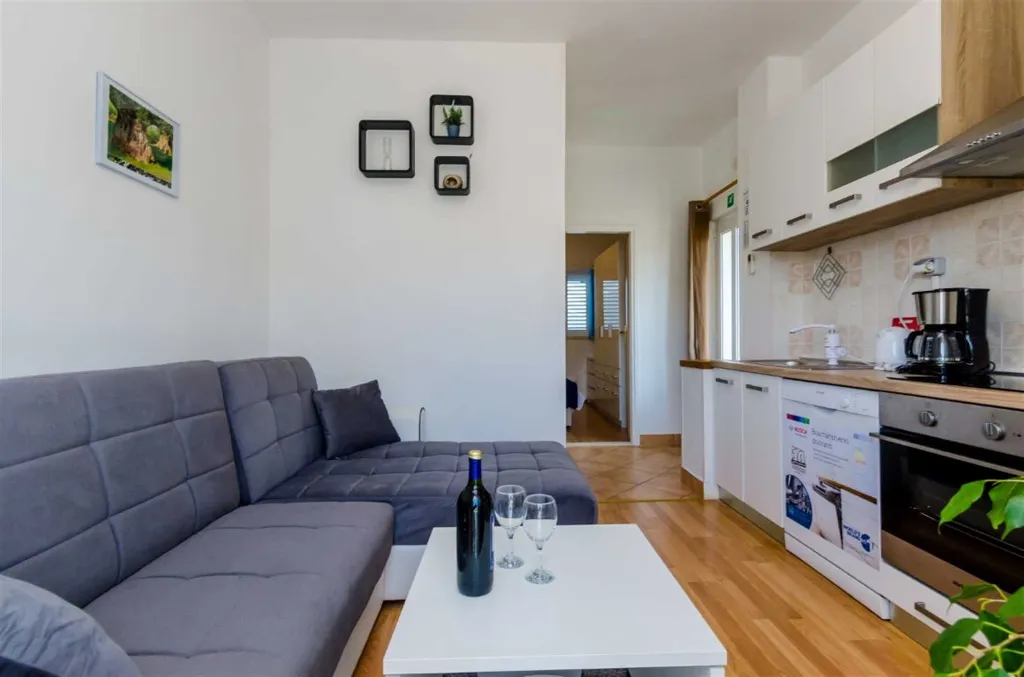 Apartment in Mljet for 3 Guests with Balcony