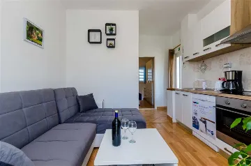 Apartment in Mljet for 3 Guests with Balcony