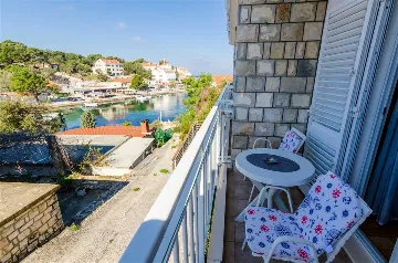 Apartment in Mljet for 3 Guests with Balcony