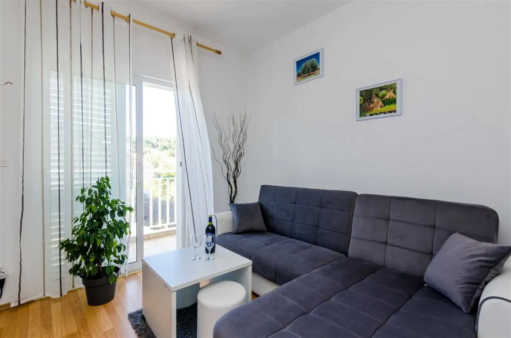 Apartment in Mljet for 3 Guests with Balcony