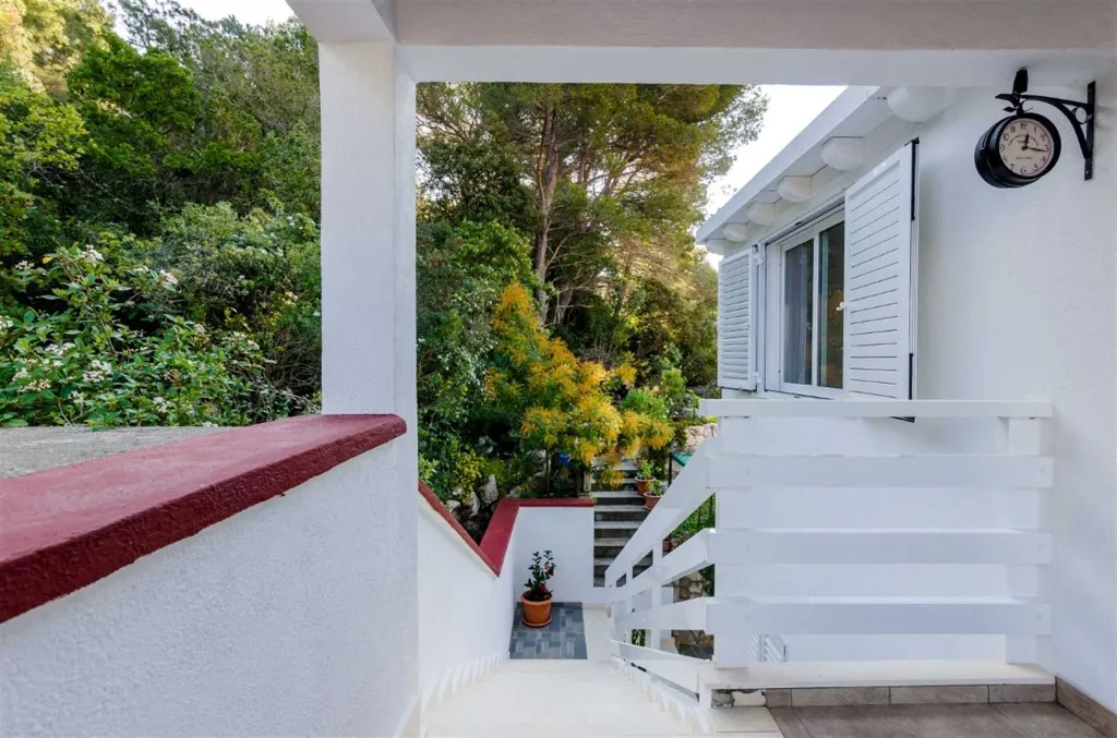 Apartment in Mljet for 3 Guests with Balcony