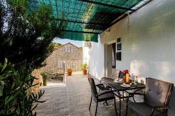 Apartment in Mljet for 3 Guests with Balcony