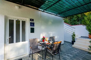 Apartment in Mljet for 3 Guests with Balcony