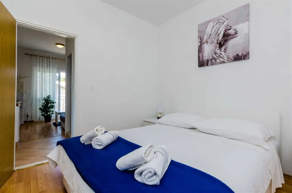 Apartment in Mljet for 3 Guests with Balcony