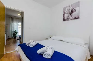 Apartment in Mljet for 3 Guests with Balcony