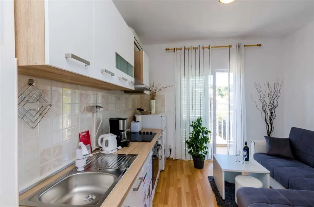 Apartment in Mljet for 3 Guests with Balcony
