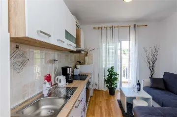 Apartment in Mljet for 3 Guests with Balcony