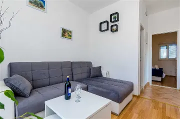 Apartment in Mljet for 3 Guests with Balcony