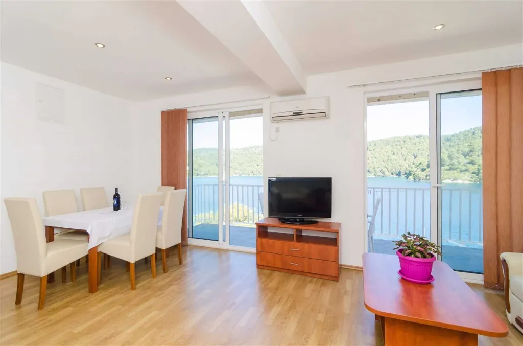 Two-Bedroom Apartment in Mljet with Sea-View Balcony