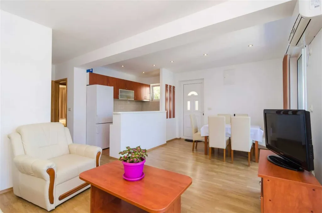 Two-Bedroom Apartment in Mljet with Sea-View Balcony