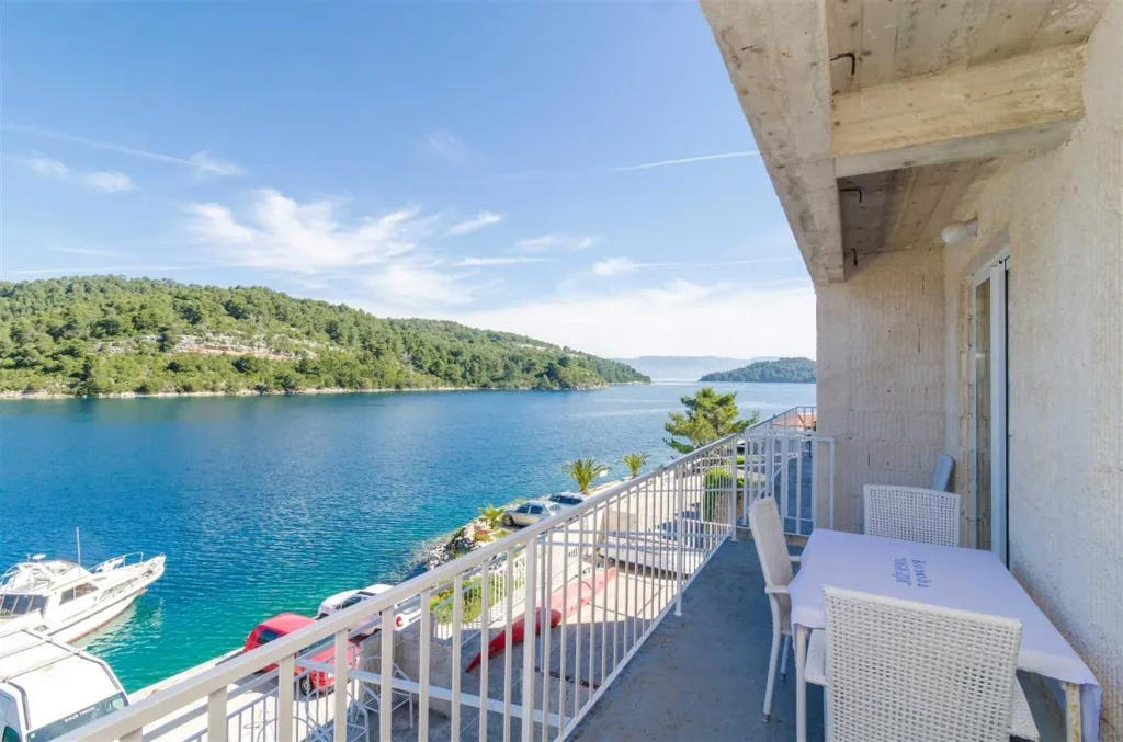 Two-Bedroom Apartment in Mljet with Sea-View Balcony