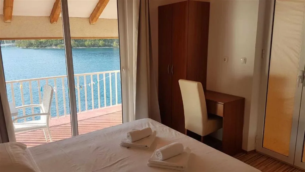 Two-Bedroom Apartment with Sea View, Mljet