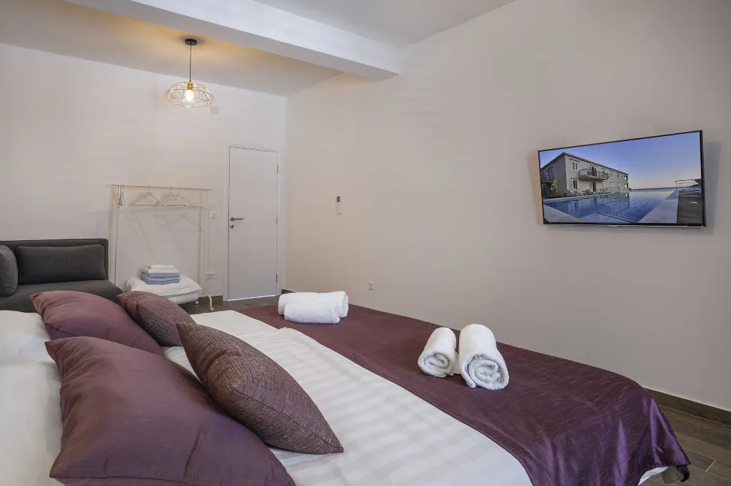 Top-Floor 1-Bedroom Apartment in Mljet (Saplunara)