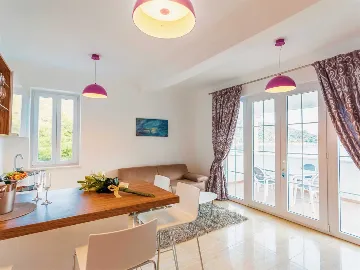 Apartment in Mljet for Up to 4 Guests with Terrace