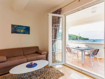 Apartment in Mljet for Up to 4 Guests with Terrace