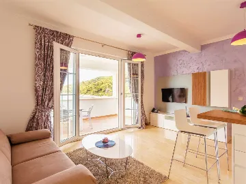 Apartment in Mljet for Up to 4 Guests with Terrace
