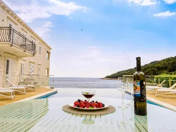 Apartment with Private Loggia for 4 in Mljet
